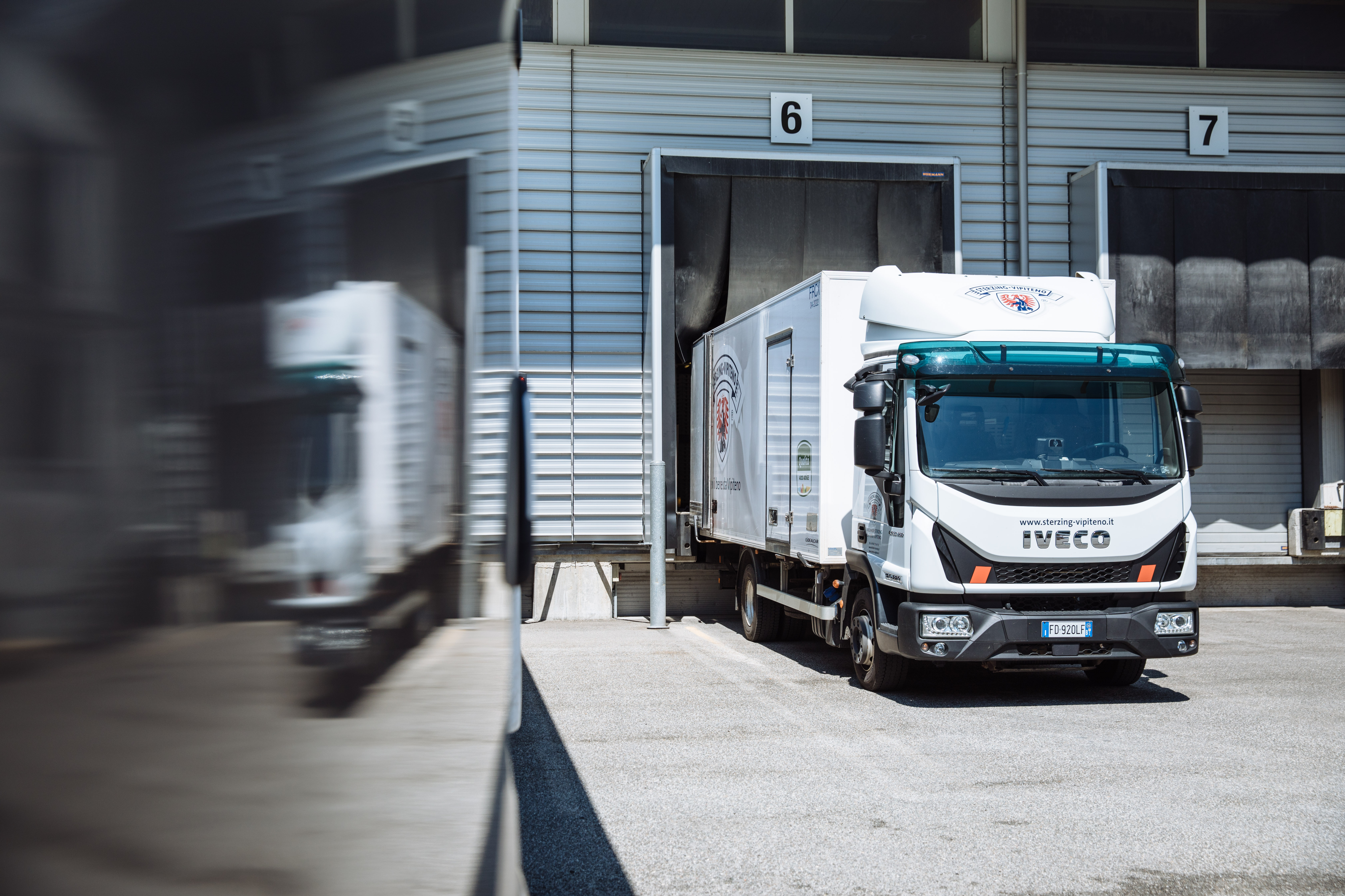 Liefer-LKW von Milchhof Sterzing beim Beladen 
