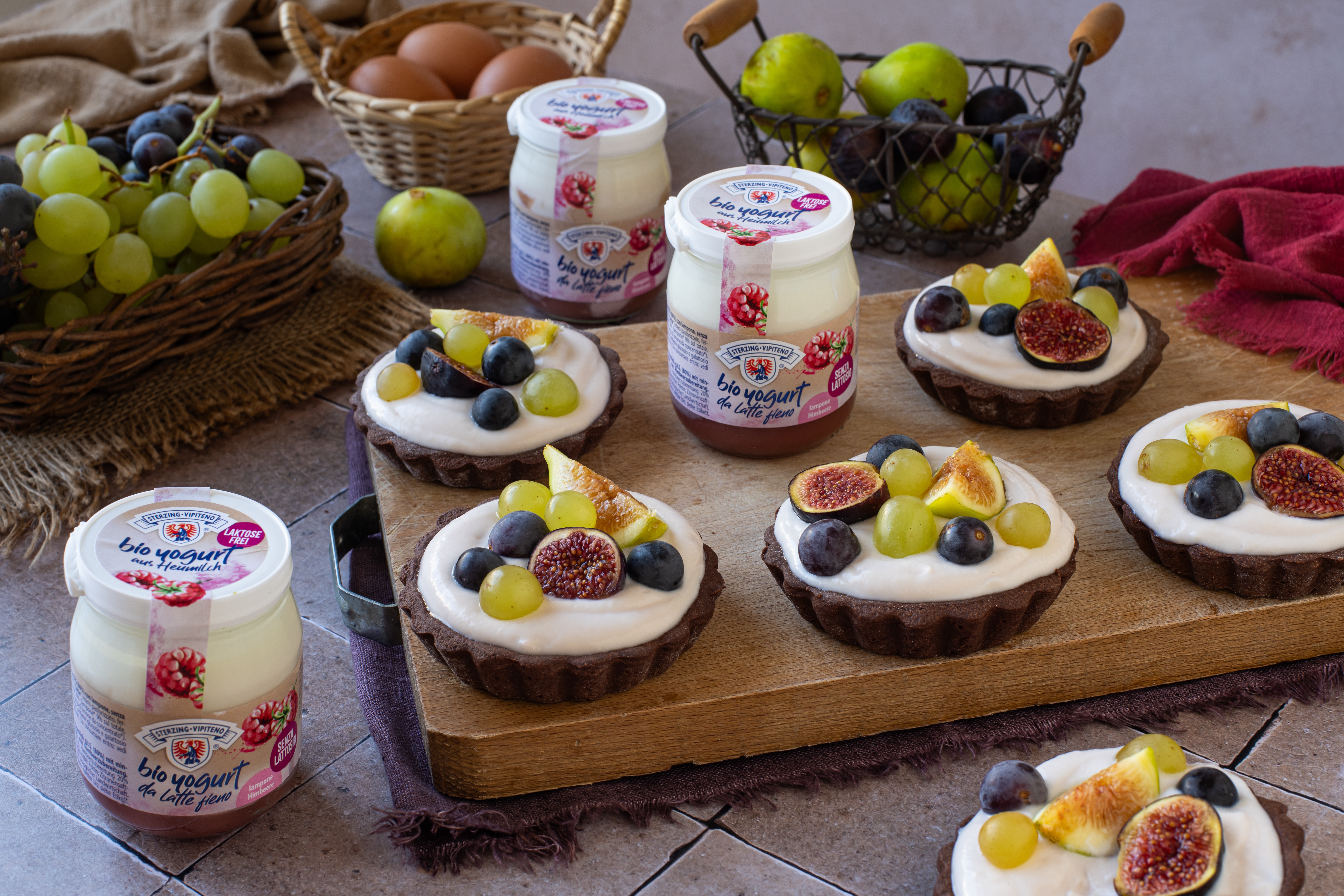 Nahaufnahme der Himbeerjoghurt-Mascarpone-Creme in einem Kakao-Törtchen.