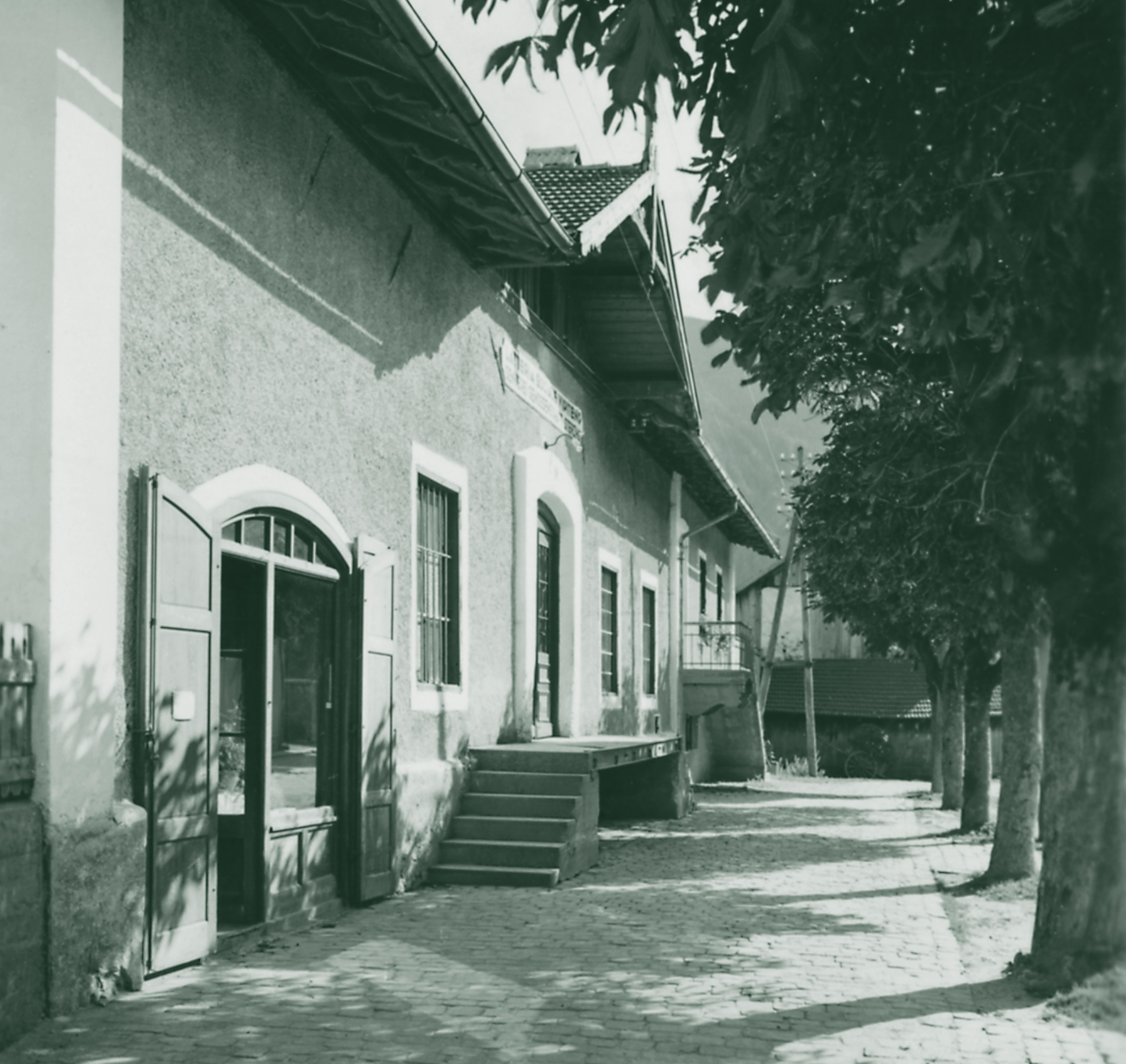 Historisches Foto in schwarz-weiß des Milchhofes in der Hochstraße in Sterzing.