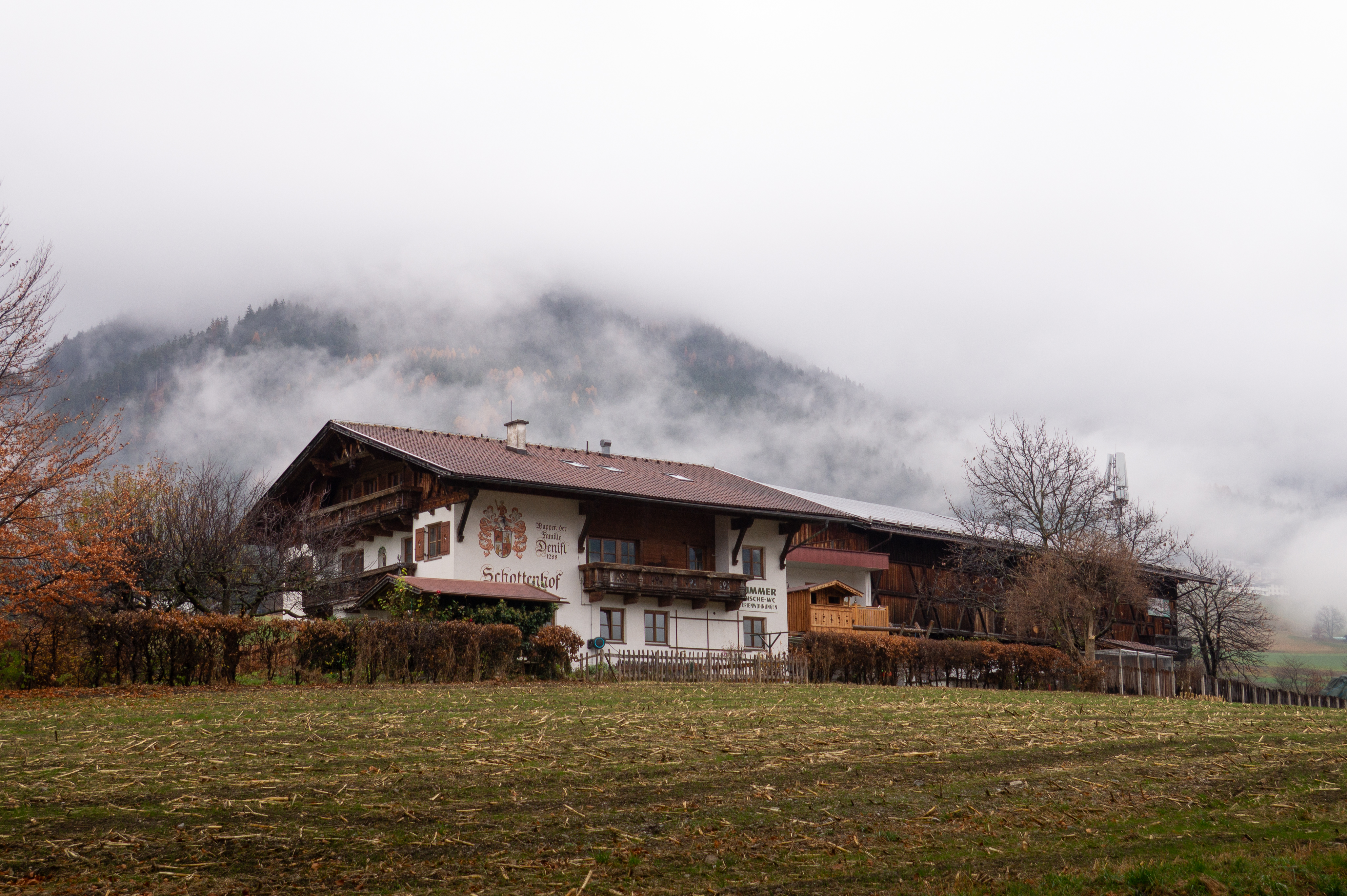 Nebel umhüllt den Schottenhof in Fulpmes.