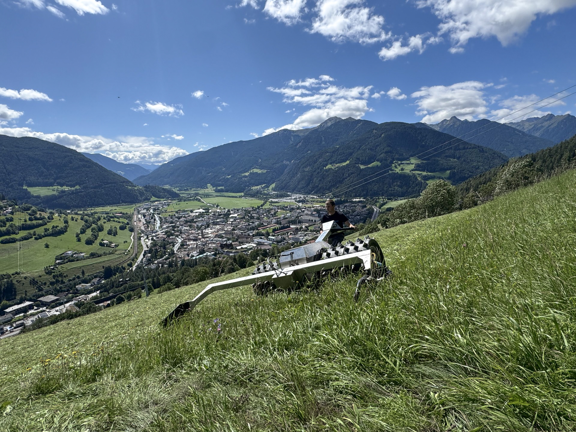 Manuel Plattner's Mähmaschine auf dem Feld.