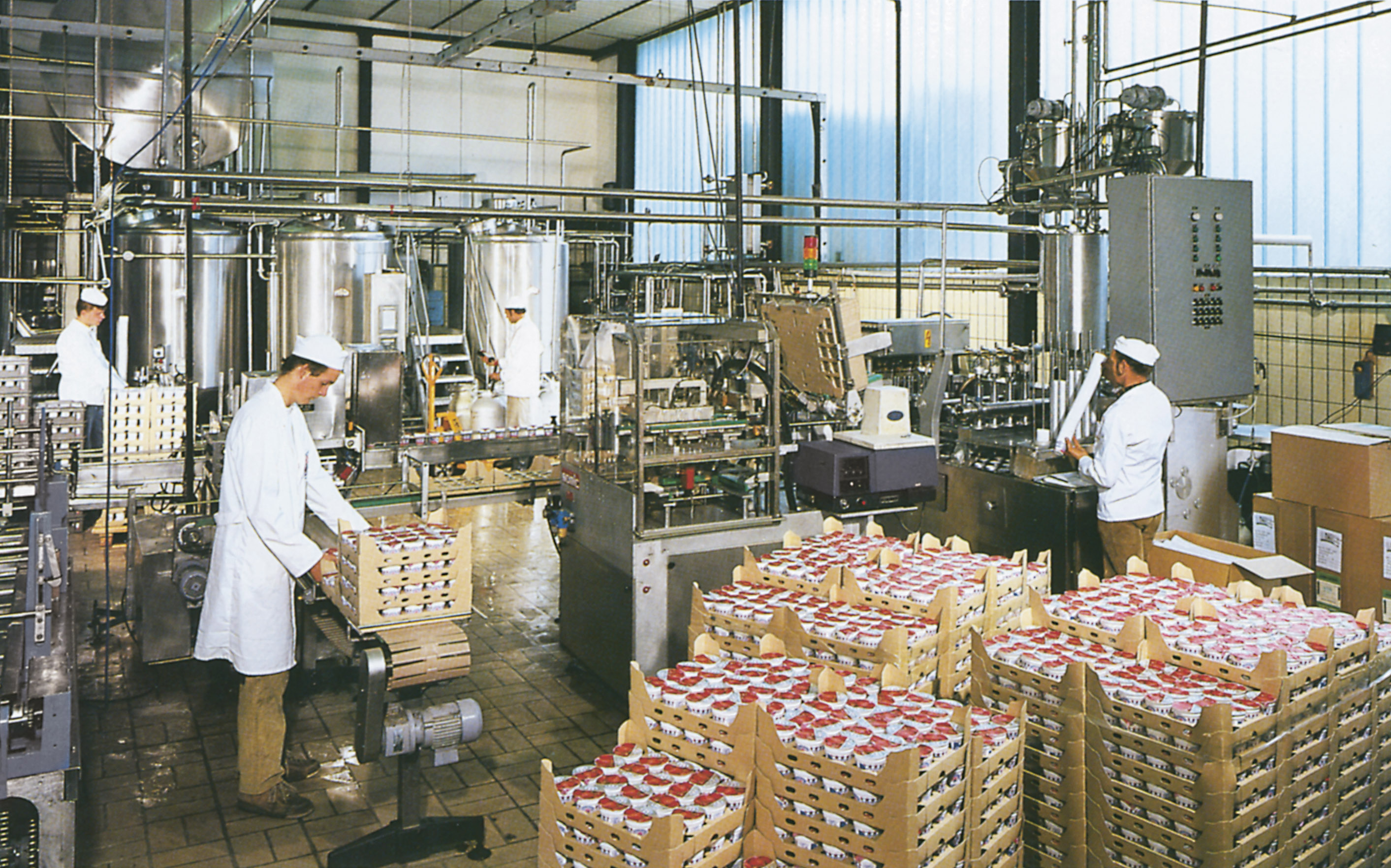Die Mitarbeiter bei der Joghurt Produktion in den 70er Jahren