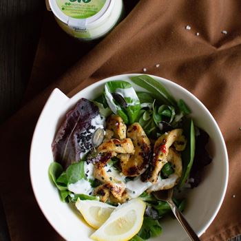 Feldsalat mit mariniertem Hühnchen und Joghurt-Salatdressing